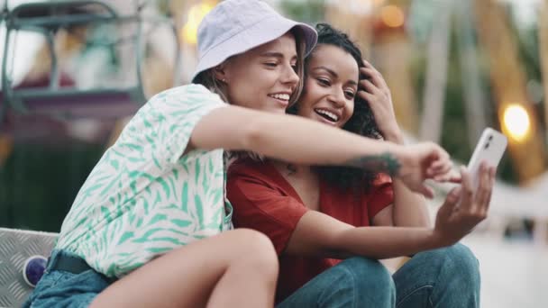 Дві Красиві Багатонаціональні Молоді Жінки Пишуть Мобільному Телефоні Парку Пригод — стокове відео