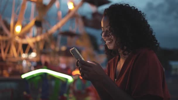 Laughing Hispanic Curly Haired Woman Texting Mobile While Sitting Adventure — Vídeo de Stock