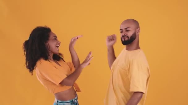 Funny Hispanic Couple Dancing Yellow Studio – Stock-video