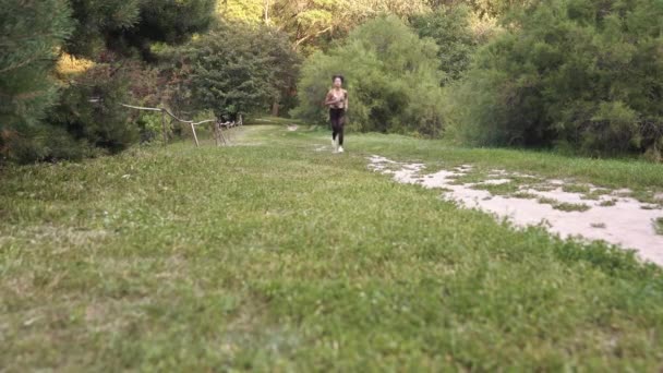 Συγκεντρωμένη Ισπανόφωνη Μελαχρινή Γυναίκα Που Τρέχει Έξω — Αρχείο Βίντεο