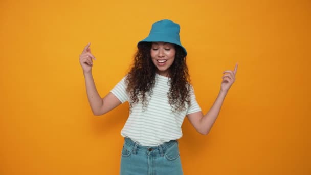 Surprised Brunette Curly Haired Woman Wearing Panama Hat Pointing Fingers — Stok video