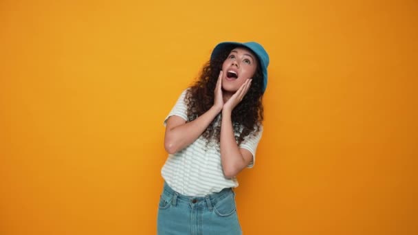 Happy Brunette Curly Haired Woman Wearing Panama Hat Pointing Fingers — Stock video