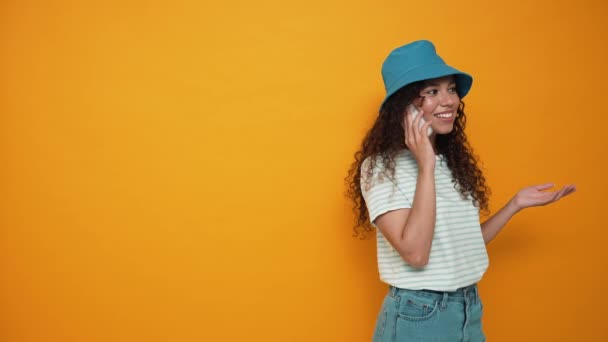 Laughing Brunette Curly Haired Woman Wearing Panama Hat Talking Mobile — Wideo stockowe