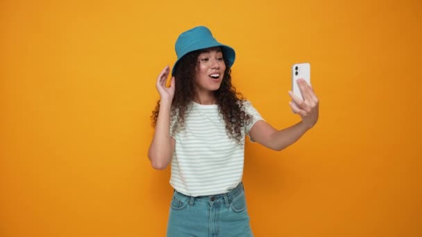 Cheerful Brunette Curly Haired Woman Wearing Panama Hat Talking Video — Stok video