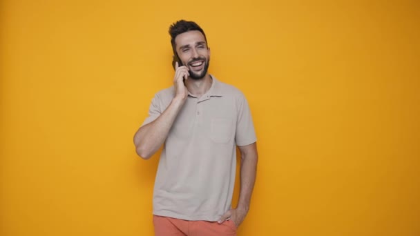 Cheerful Brunet Man Wearing Shirt Talking Mobile While Standing Yellow — Stock video
