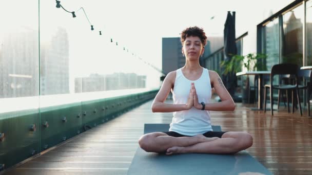 Handsome African Sporty Woman Doing Meditation Closed Eyes Yoga Mat — Vídeos de Stock