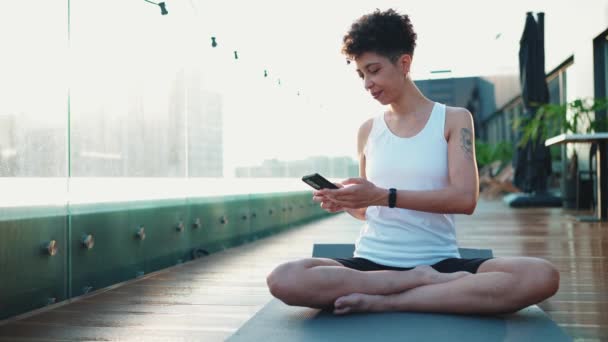 Pretty African Sporty Woman Texting Mobile Yoga Mat Outdoors — Αρχείο Βίντεο