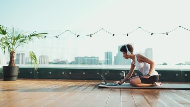 Smiling Young African Sporty Woman Headphones Looking Laptop While Sitting — Videoclip de stoc