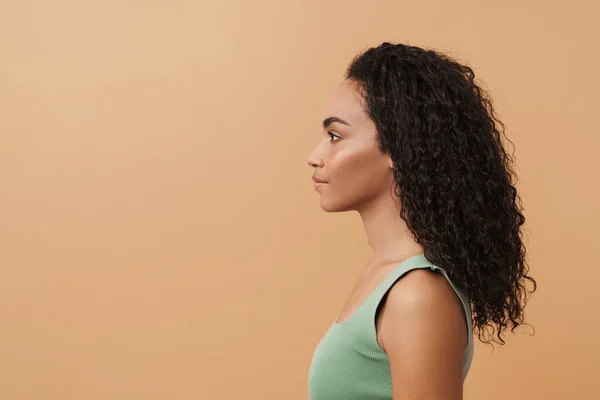 Young Black Woman Wavy Hair Posing Looking Aside Isolated Beige — Fotografia de Stock