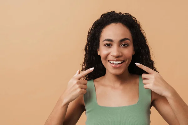 Young Black Woman Wavy Hair Pointing Fingers Her Smile Isolated — Φωτογραφία Αρχείου