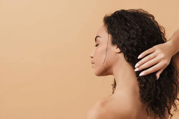Shirtless Black Woman Posing Holding Her Hair Isolated Beige Background — Stockfoto