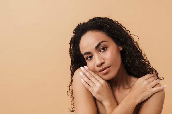 Shirtless Black Woman Wavy Hair Touching Her Skin Isolated Beige — Stock fotografie