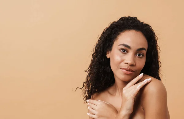 Shirtless Black Woman Wavy Hair Touching Her Skin Isolated Beige — Stockfoto