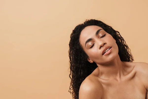 Shirtless Black Woman Wavy Hair Posing Camera Isolated Beige Background — Foto de Stock