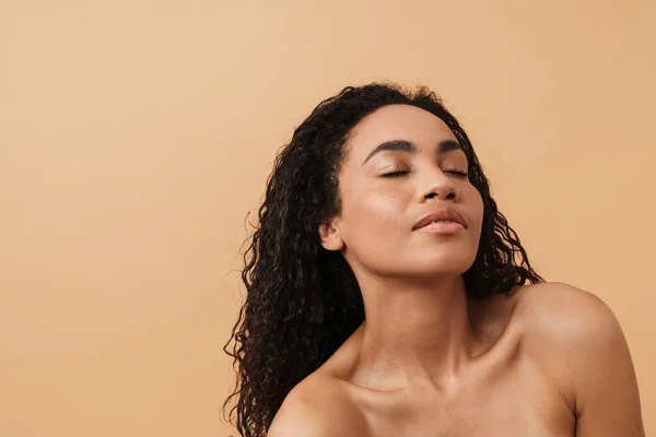 Shirtless Black Woman Wavy Hair Posing Camera Isolated Beige Background — Stockfoto