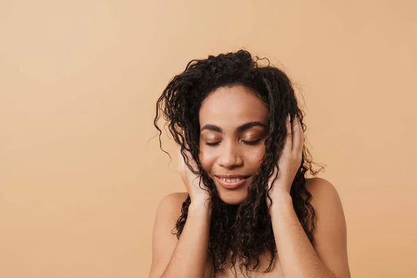 Shirtless Black Woman Smiling Holding Her Hair Isolated Beige Background — Foto de Stock