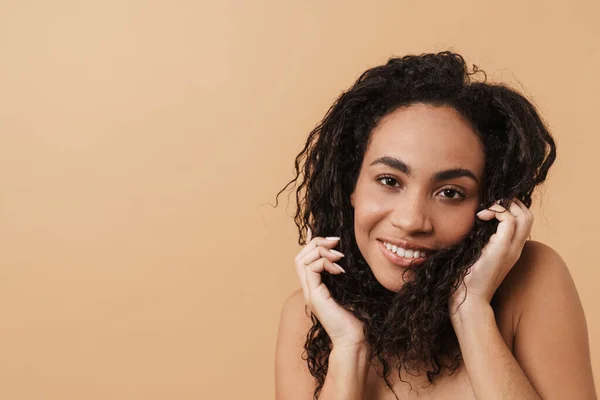 Shirtless Black Woman Smiling Holding Her Hair Isolated Beige Background — Photo