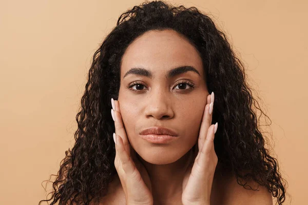 Shirtless Black Woman Wavy Hair Touching Her Facial Skin Isolated — Stockfoto