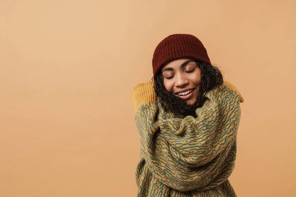 Young Black Woman Wearing Hat Laughing Hugging Herself Isolated Beige — Stockfoto