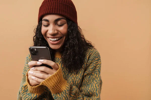 Young Black Woman Wearing Hat Laughing While Using Mobile Phone — Fotografia de Stock