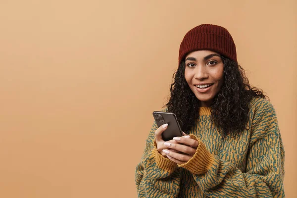 Young Black Woman Wearing Hat Smiling While Using Mobile Phone — Fotografia de Stock