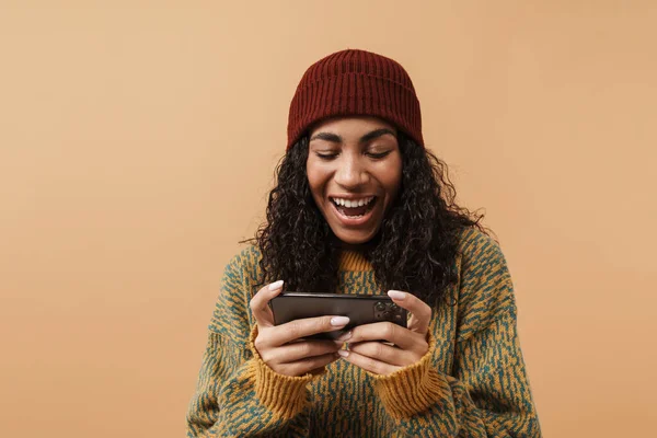 Young Black Woman Wearing Hat Playing Online Game Cellphone Isolated — Stock Photo, Image