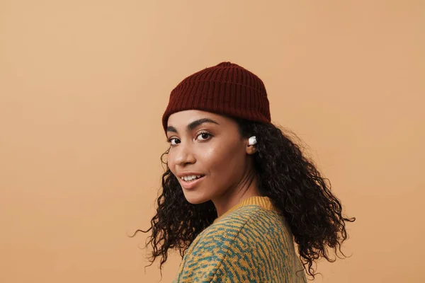 Young Black Woman Smiling While Listening Music Earphones Isolated Beige — Fotografia de Stock