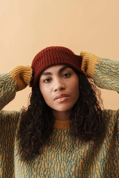 Young Black Woman Wearing Hat Posing Looking Camera Isolated Beige — Foto Stock