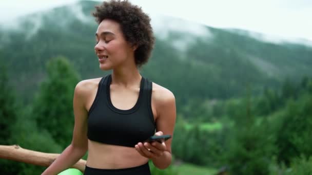 Positive African Young Sporty Woman Typing Phone Mountains Outdoors — Video Stock