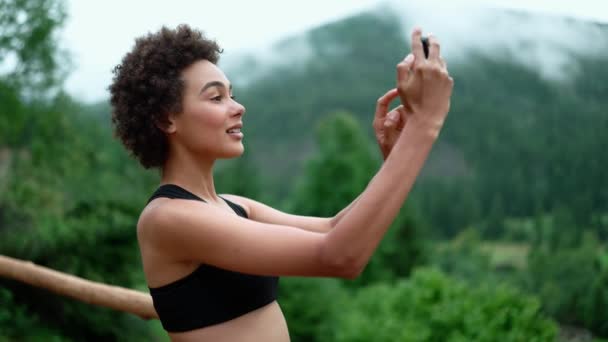 Happy African Young Sporty Woman Making Photo Mountains Phone Outdoors — Vídeo de Stock