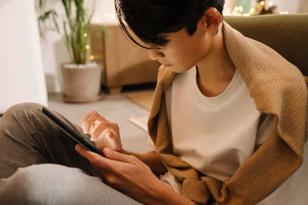 Asian Boy Using Tablet Computer While Sitting Floor Home — Foto de Stock