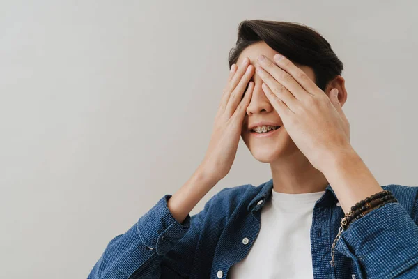 Asian Boy Wearing Shirt Covering His Eyes While Posing Camera — Stockfoto