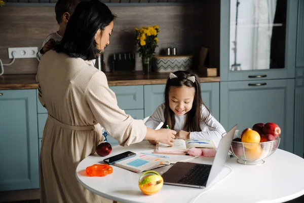 Mutlu anne evde çocuklarıyla vakit geçirirken gülümsüyor.