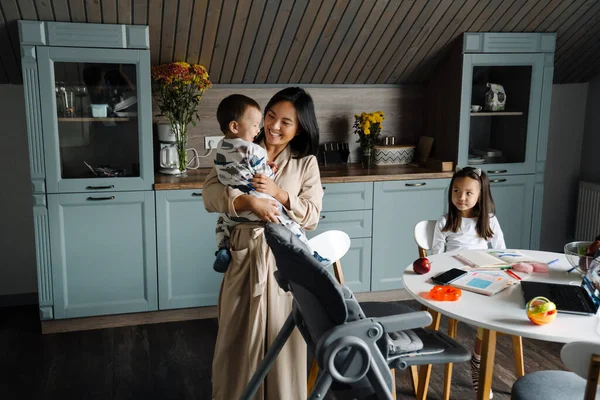 Mãe Feliz Rindo Enquanto Passa Tempo Com Seus Filhos Casa — Fotografia de Stock