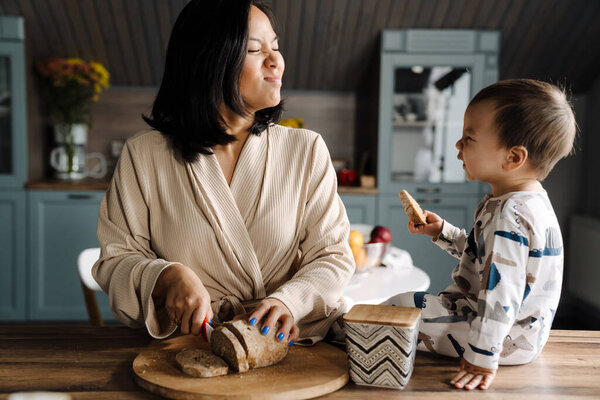 Happy Mother Making Fun Her Son While Cutting Bread Home — Stock Photo, Image