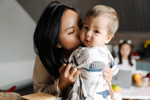 Boldog Anya Megcsókolja Fiát Miközben Kenyeret Vág Otthon — Stock Fotó
