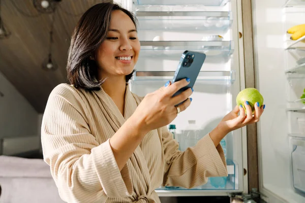 Joven Mujer Asiática Usando Teléfono Móvil Mientras Está Pie Junto —  Fotos de Stock