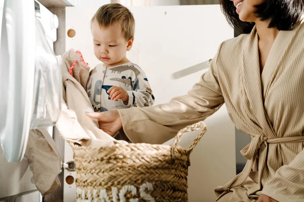 Mãe Feliz Sorrindo Fazer Tarefas Domésticas Com Seu Filho Com — Fotografia de Stock