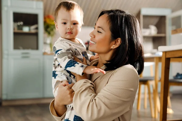 Gelukkig Moeder Glimlachen Terwijl Het Houden Van Haar Zoon Keuken — Stockfoto