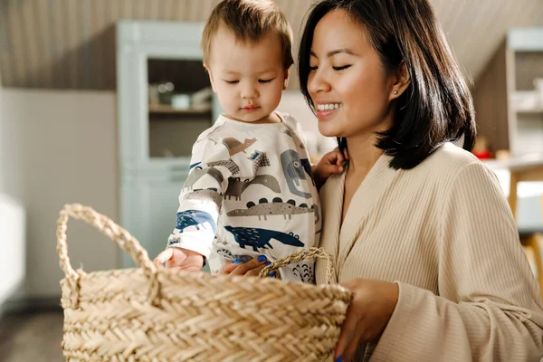 Lycklig Mor Ler När Hon Gör Hushållsarbete Med Sin Son — Stockfoto