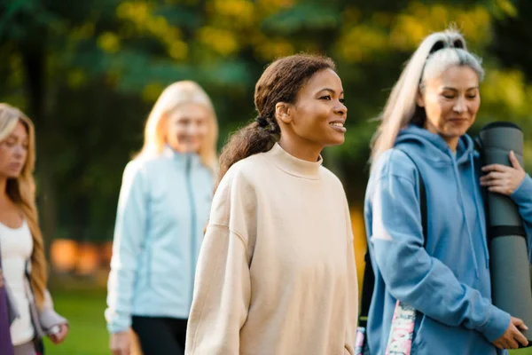 Mujeres Multiraciales Hablando Sonriendo Después Practicar Yoga Parque Verano — Foto de Stock