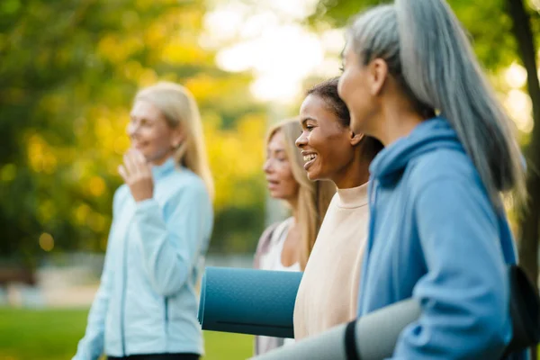 Mujeres Multiraciales Hablando Sonriendo Después Practicar Yoga Parque Verano — Foto de Stock