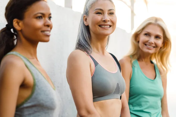 Mujeres Multiraciales Hablando Riendo Después Practicar Yoga Por Pared Aire —  Fotos de Stock