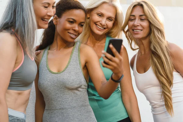 Mujeres Multiraciales Sonriendo Usando Teléfono Móvil Después Practicar Yoga Aire — Foto de Stock