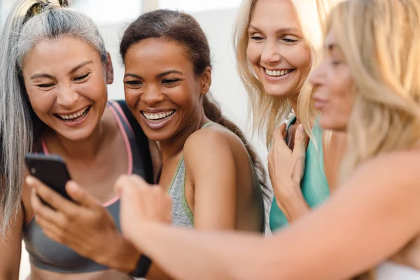 Többfunkciós Nők Nevetnek Mobiltelefont Használnak Edzés Közben Szabadban — Stock Fotó
