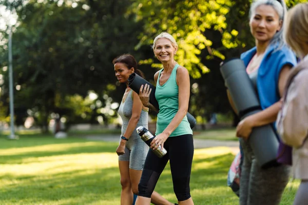 Mujeres Multiraciales Hablando Sonriendo Después Practicar Yoga Parque Verano — Foto de Stock