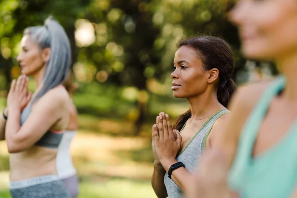 Mujeres Multiraciales Meditando Durante Práctica Yoga Parque Verde —  Fotos de Stock