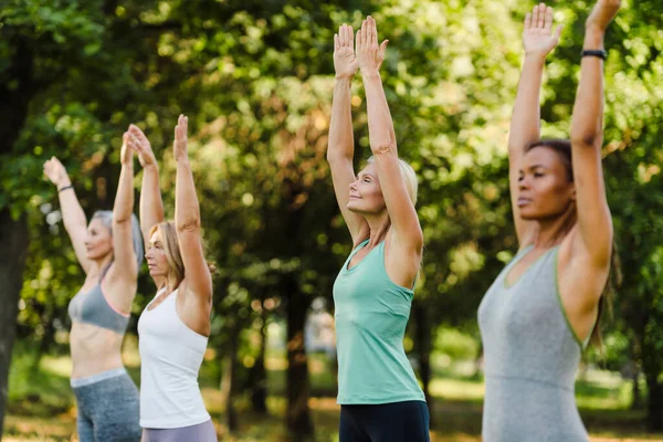 Vielrassige Frauen Beim Yoga Sommerpark — Stockfoto
