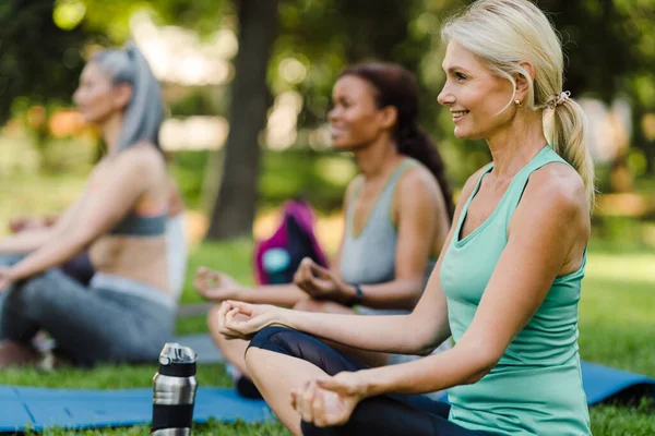 Mujeres Multiraciales Meditando Durante Práctica Yoga Parque Verano —  Fotos de Stock