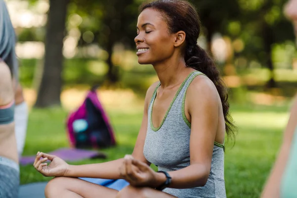 Schwarze Junge Frau Meditiert Während Yoga Praxis Sommerpark — Stockfoto